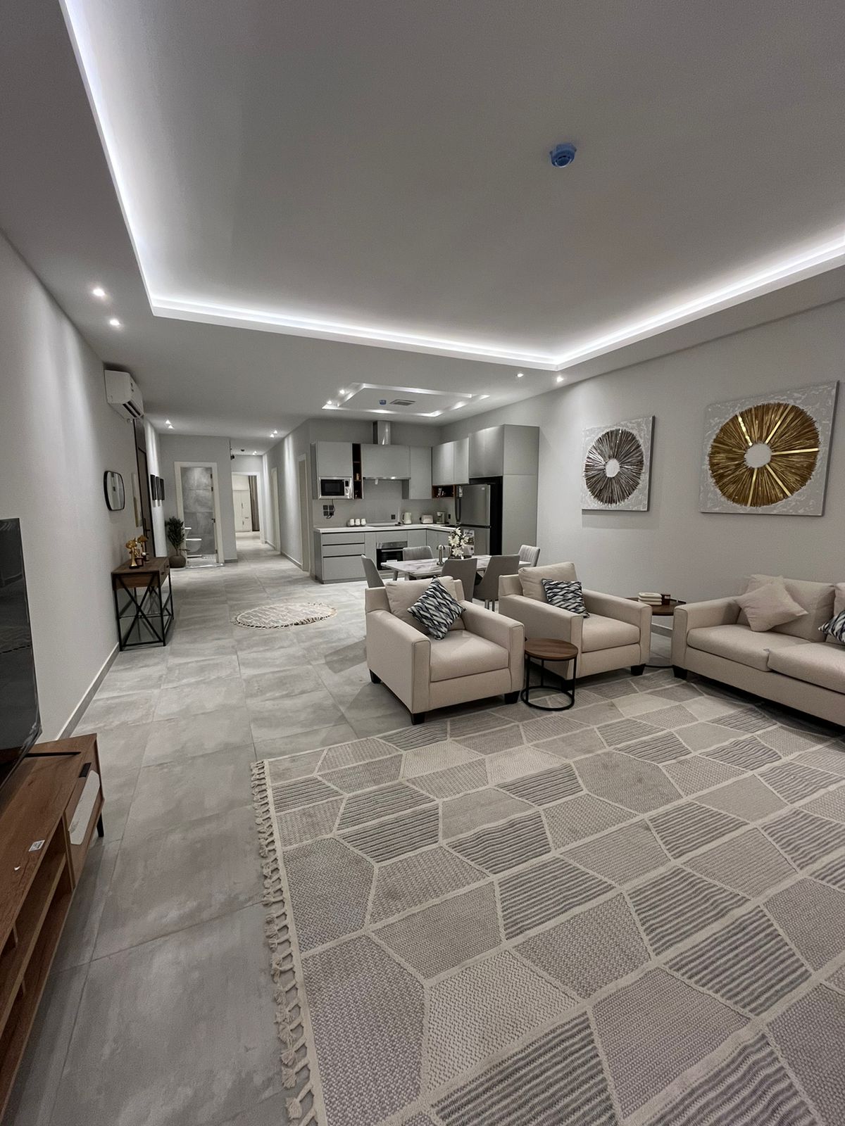 للمشاركة باليومي 3 غرف في حي الملقا / مفروشة