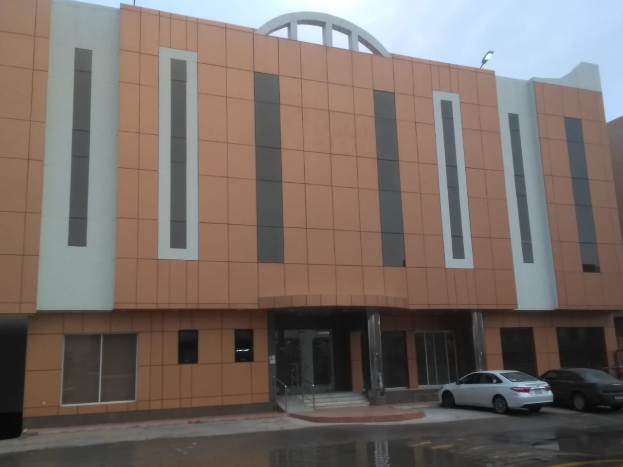 للمشاركة غرفة وصاله في حي الملقا / بلاطة